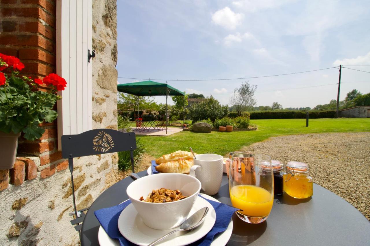 O Trois Oliviers Bed & Breakfast Louin Eksteriør bilde